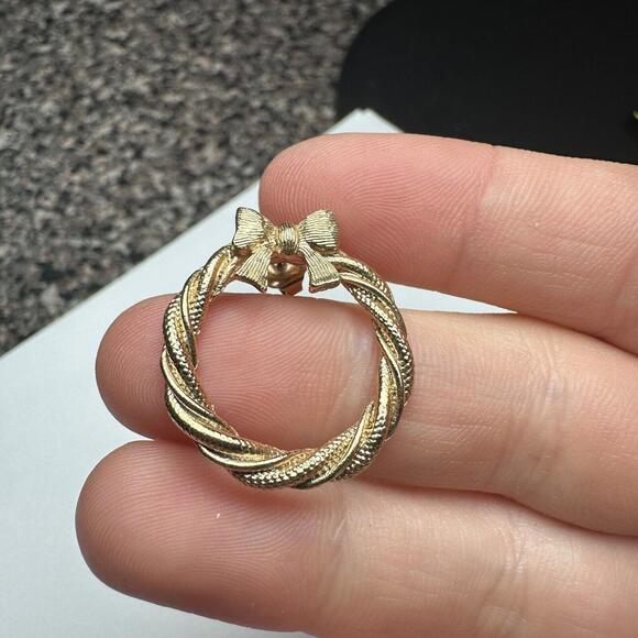 Avon Gold Tone Christmas Holiday Wreath With Bow Pierced Earrings Signed - Picture 3 of 8